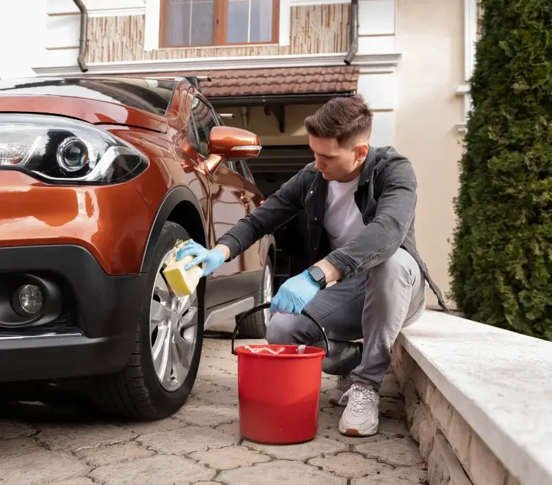 Lavage auto à domicile Aleu : professionnel intervenant sur un véhicule